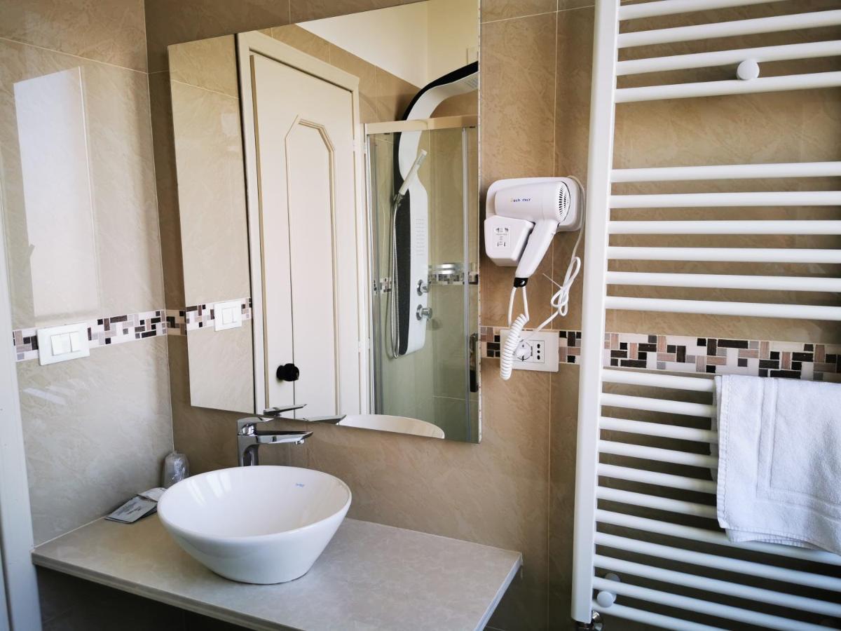 New Alexander Hotel Genoa Bagian luar foto